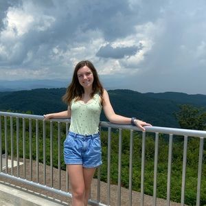 Meet your Posher, Caitlin